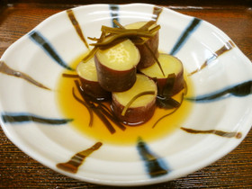 食べやすい小さな薩摩芋と切り昆布の煮物