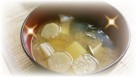 豆腐とわかめと麩の味噌汁