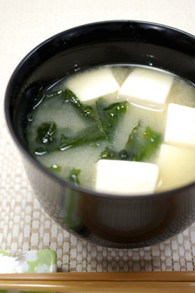 超簡単▶▶豆腐とわかめの味噌汁