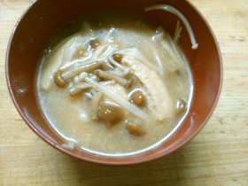 朝食に なめこ えのき 油揚げの 味噌汁