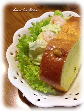 アボカドとエビのシーザー風味サンドイッチ
