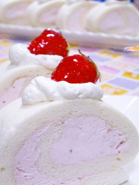 ふわふわ♥白いロールケーキの苺クリーム♪