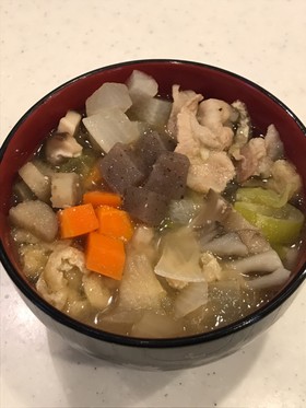具沢山、10種類！食べ易いサイコロ豚汁！